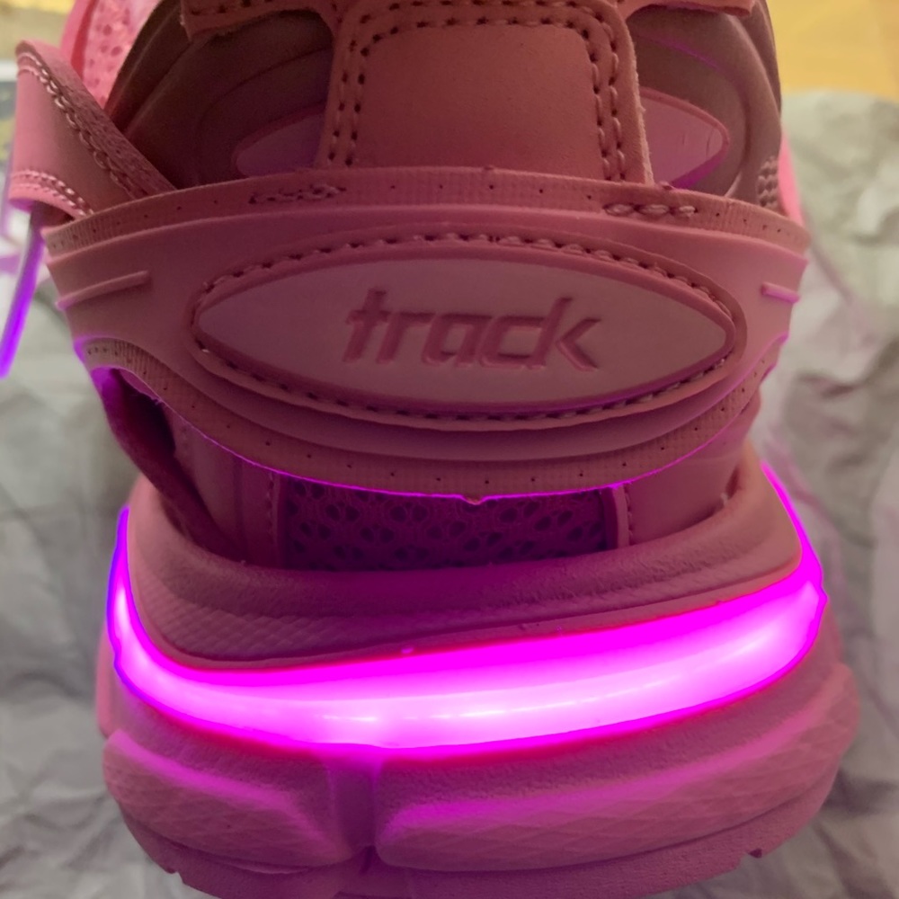 BALENCIAGAS LIGHT UP SNEAKERS - Picture 8 of 9